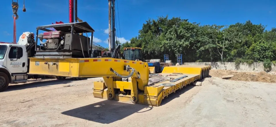 Cama baja (lowboy) para transporte de maquinaria pesada