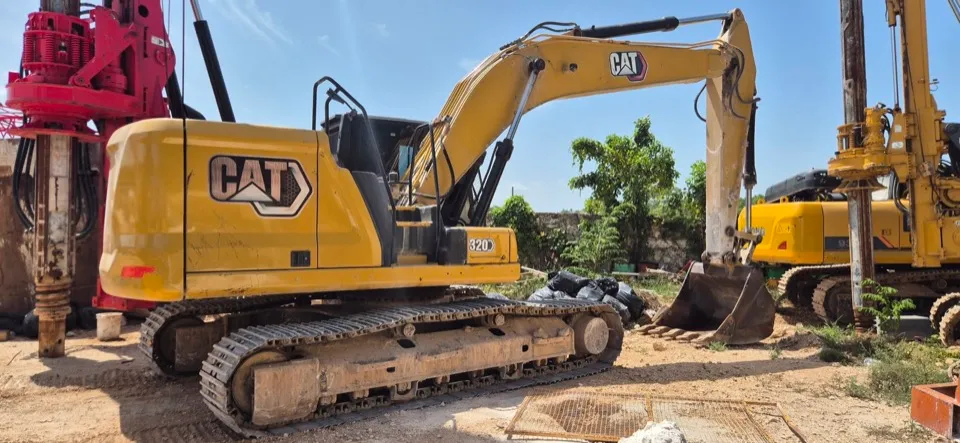 Excavadora hidráulica CAT sobre orugas en obra