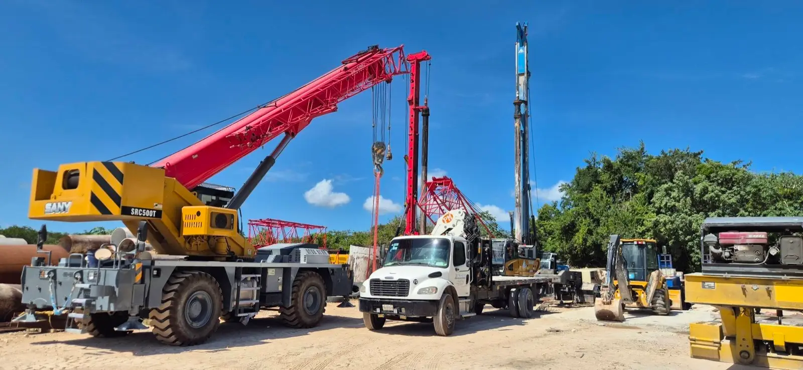 Grúas y maquinaria pesada de construcción en una obra en la península