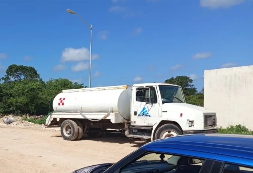 Pipa de agua para suministro y control de polvo en obra