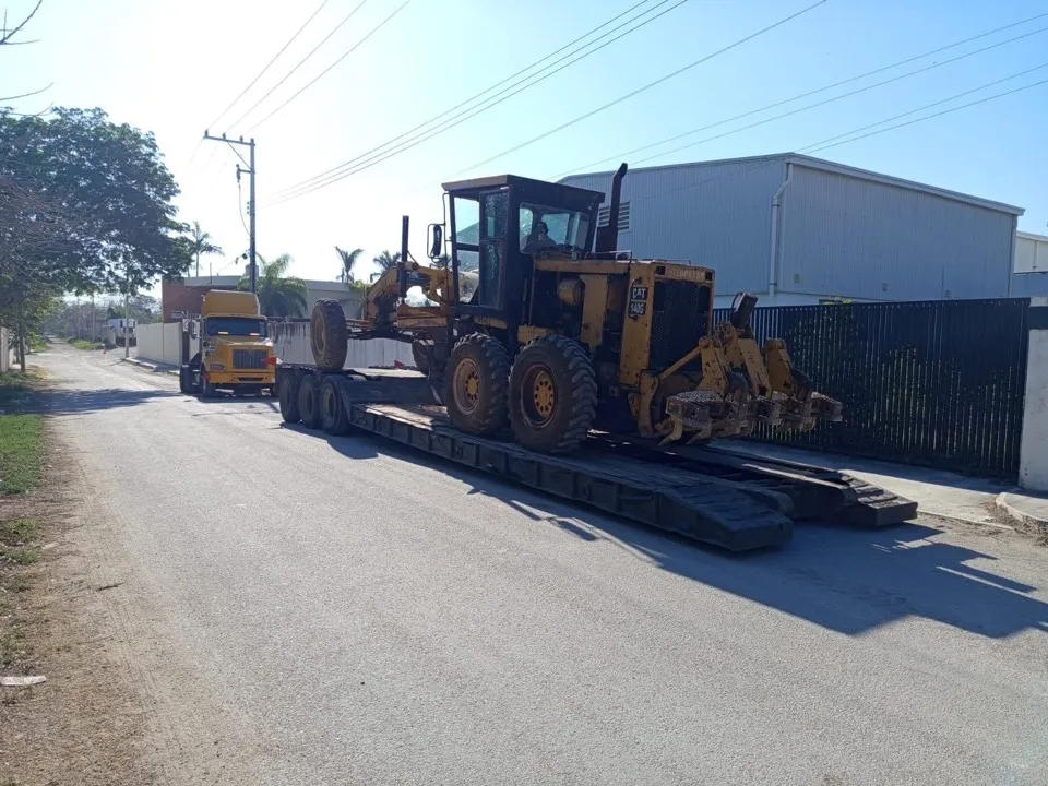 Maquinaria cargada sobre cama baja para su traslado por carretera